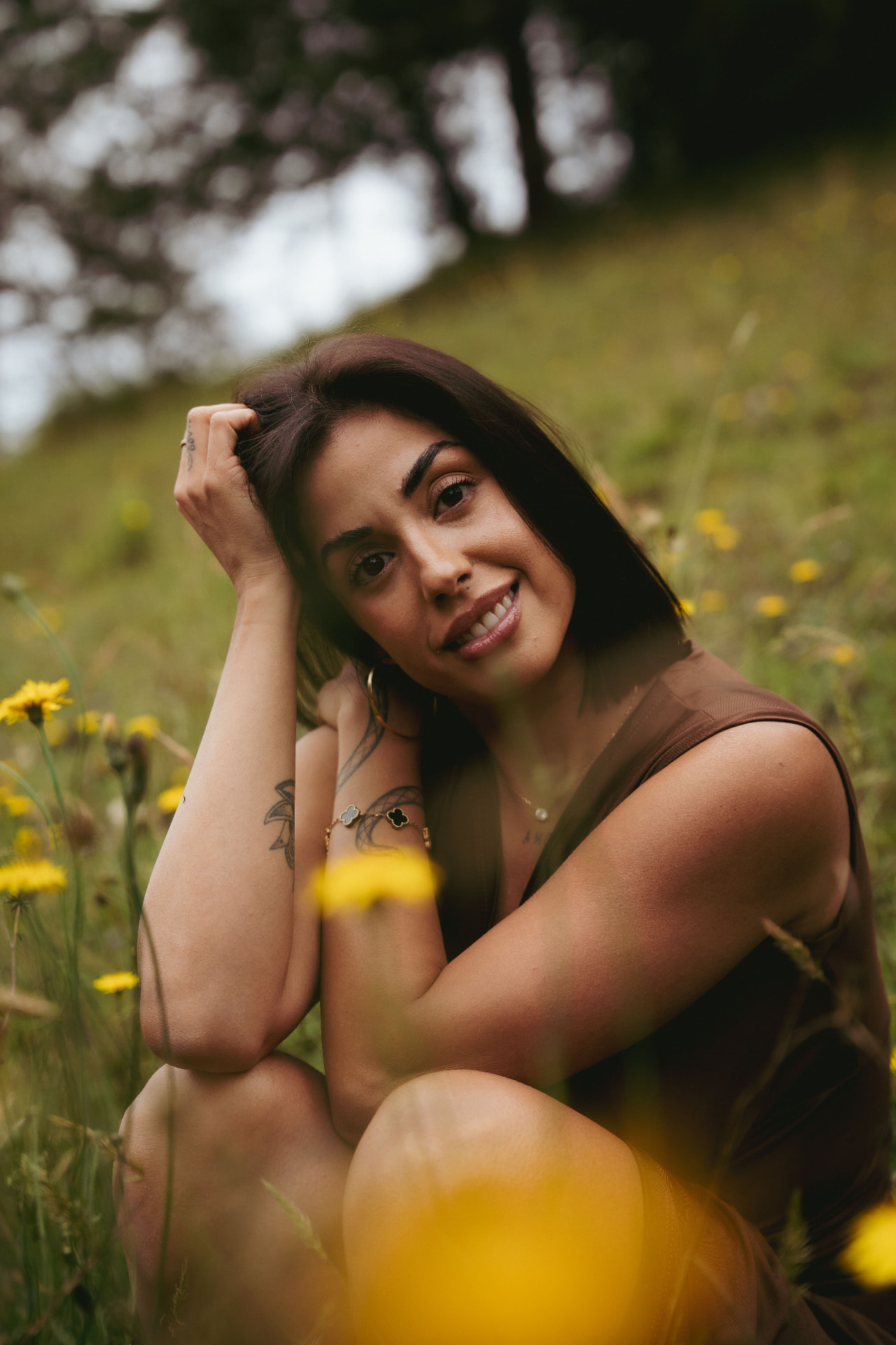Jessica García sentada entre flores en el campo